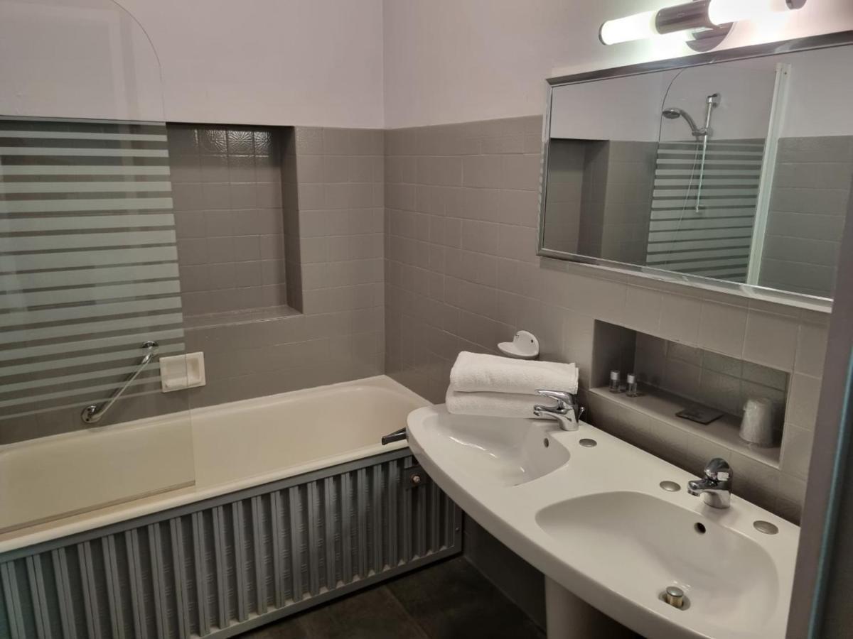 Hotel Le Comty Feurs ภายนอก รูปภาพ