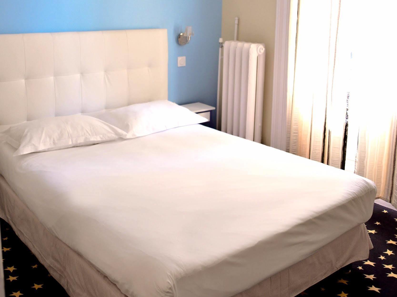 Hotel Le Comty Feurs ภายนอก รูปภาพ