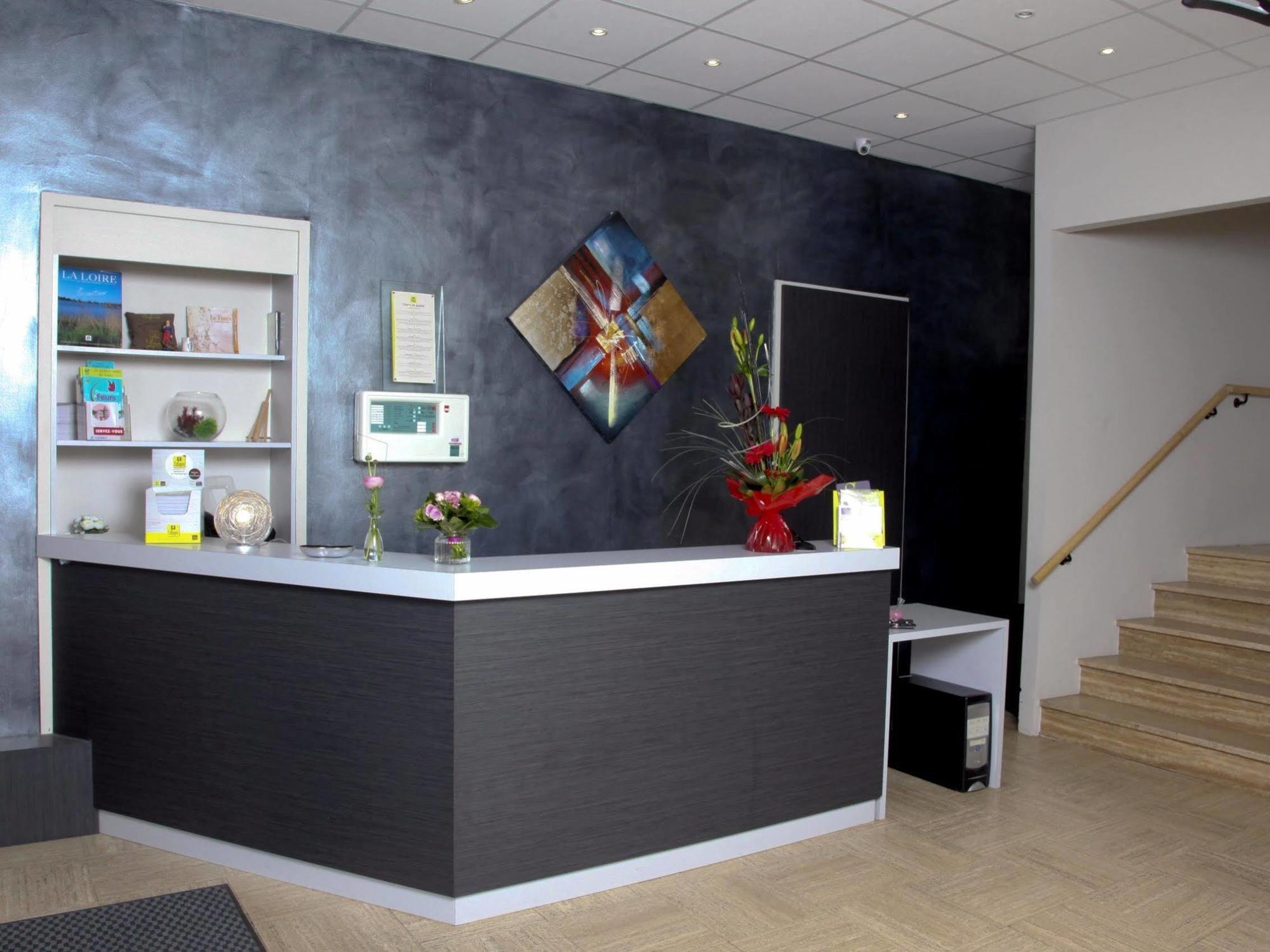 Hotel Le Comty Feurs ภายนอก รูปภาพ