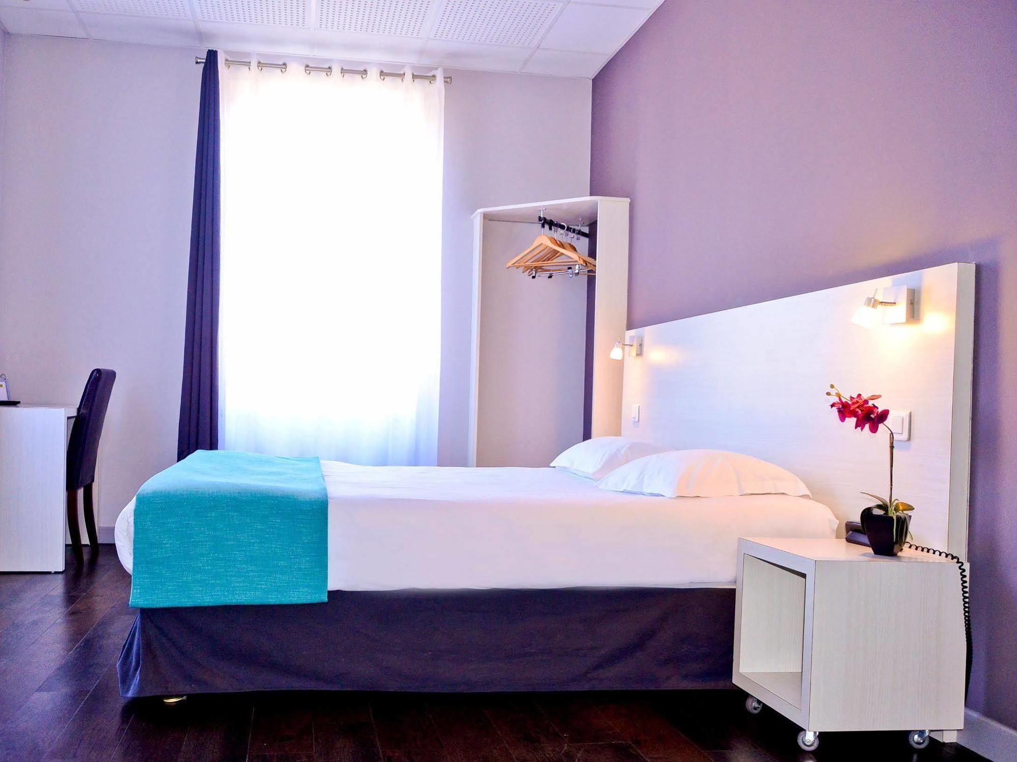 Hotel Le Comty Feurs ภายนอก รูปภาพ