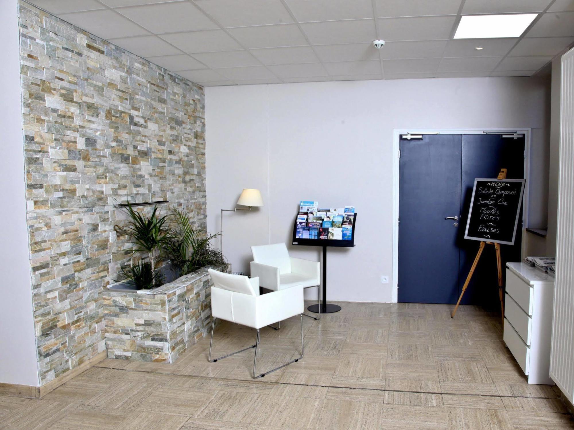 Hotel Le Comty Feurs ภายนอก รูปภาพ