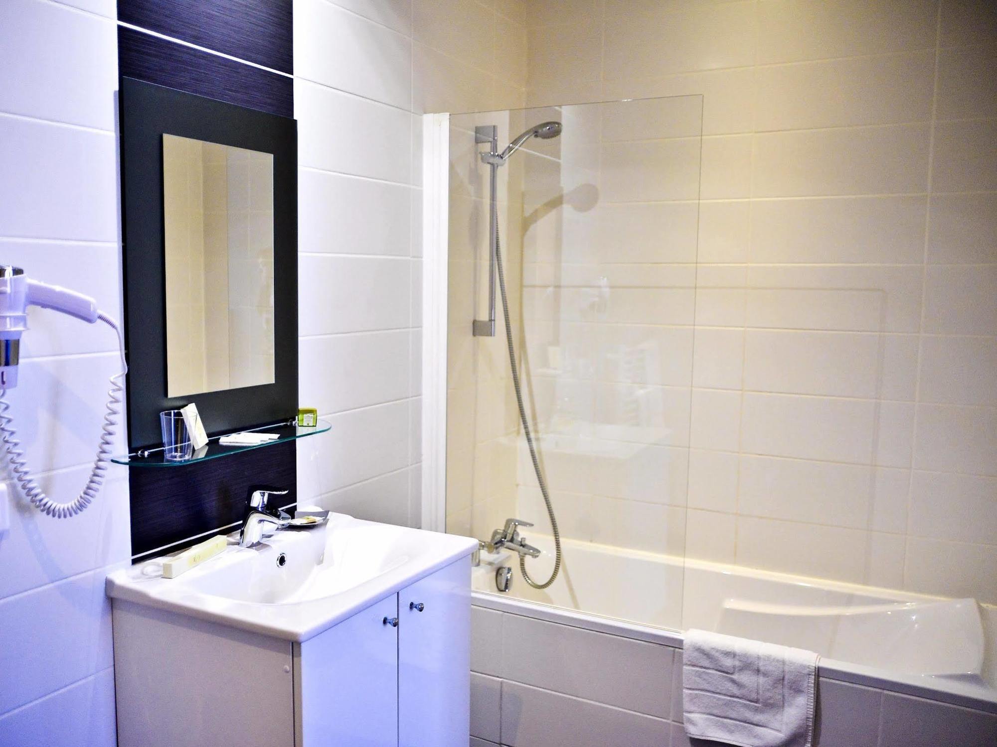 Hotel Le Comty Feurs ภายนอก รูปภาพ